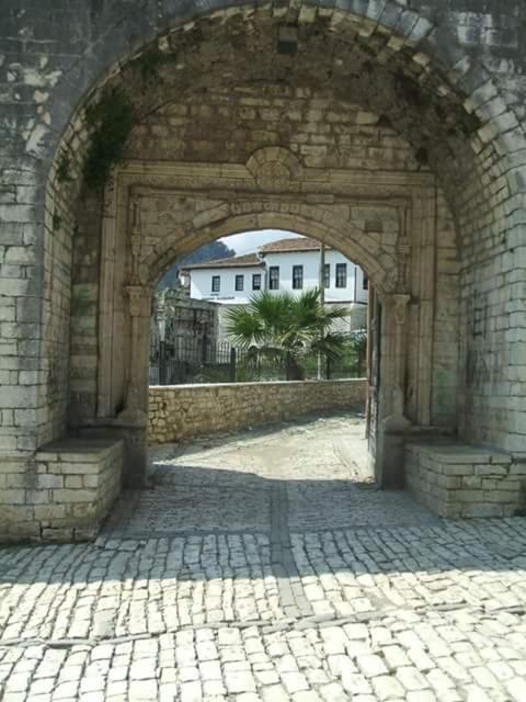 Guest House Baba Lluka Berat Exterior photo